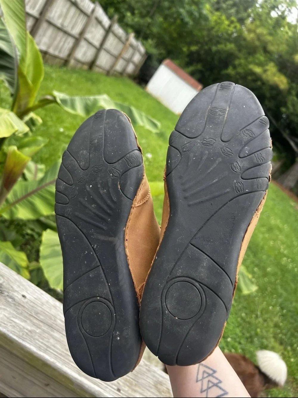 LDECK Men' s All-Terrain Tan Leather-Like Shoes Size 40 /mens 8/ Women's 9.5